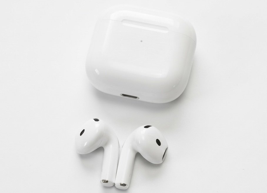 Apple AirPods 4 with Active Noise Cancellation and case