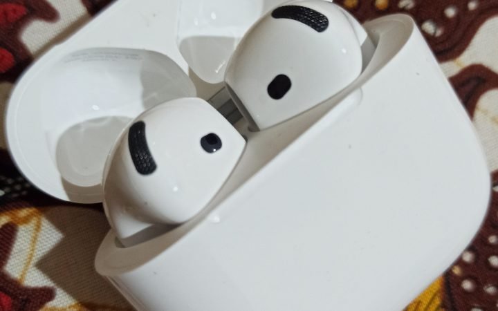 Apple AirPods 4 with charging case