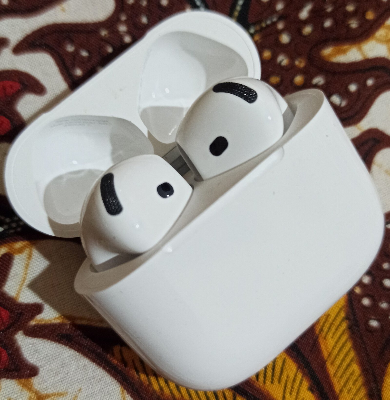 Apple AirPods 4 with charging case
